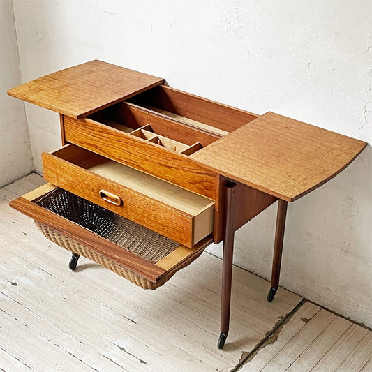 クニューベル Knübel Möbel チーク材 ソーイングテーブル スライド天板 ラタンバスケット ドイツ ビンテージ ★