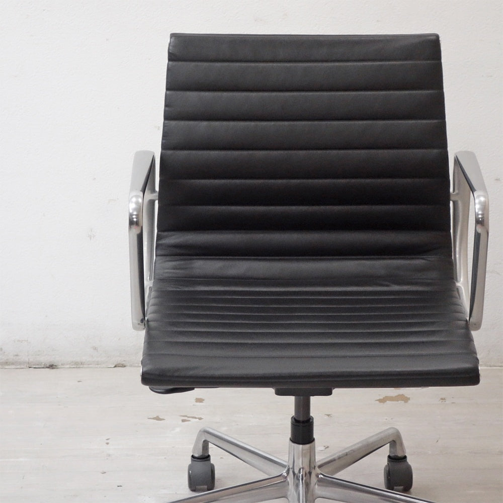 ハーマンミラー Herman Miller イームズアルミナムグループチェア マネージメントチェア アルミバフベース ガス圧昇降仕様 5本脚 キャスタータイプ 本革 イームズ C ●