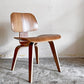 ハーマンミラー Herman Miller プライウッドダイニングチェア ウッドレッグ DCW  ウォールナット イームズ ミッドセンチュリー 定価￥231,000- ■