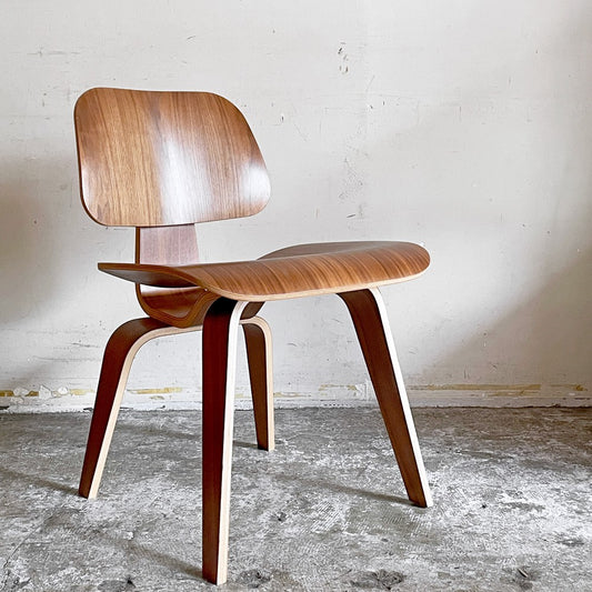 ハーマンミラー Herman Miller プライウッドダイニングチェア ウッドレッグ DCW  ウォールナット イームズ ミッドセンチュリー 定価￥231,000- ■