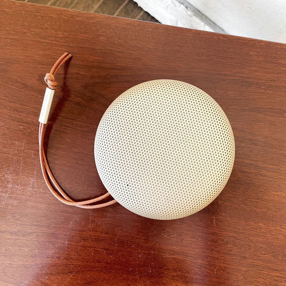 バング＆オルフセン Bang & Olufsen ビオサウンド Beosound A1 2nd Gen ポータブルスピーカー Gold Tone 防水 Bluetooth 箱付 セシリエ・マンツ Cecilie Manz 定価￥39,900- ◎