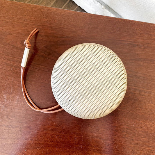 バング＆オルフセン Bang & Olufsen ビオサウンド Beosound A1 2nd Gen ポータブルスピーカー Gold Tone 防水 Bluetooth 箱付 セシリエ・マンツ Cecilie Manz 定価￥39,900- ◎