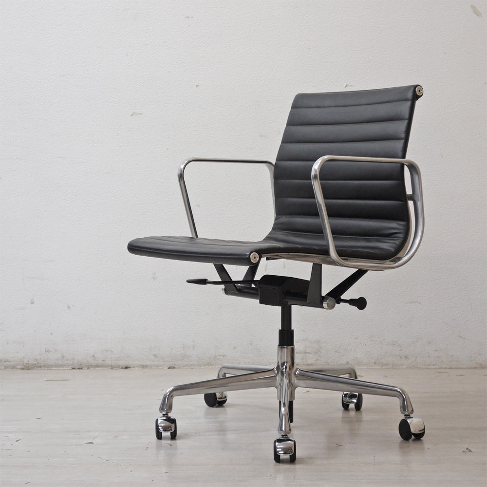 ハーマンミラー Herman Miller イームズアルミナムグループチェア マネージメントチェア アルミバフベース ガス圧昇降仕様 5本脚 キャスタータイプ 本革 イームズ D ●