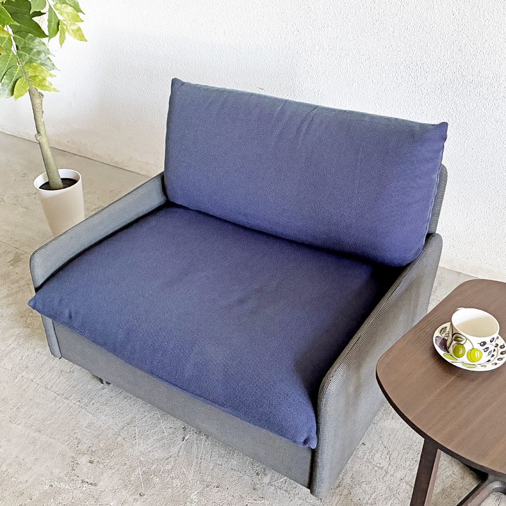 カッシーナイクスシー Cassina ixc. カレス CARESS 1シーターソファ 1人掛け ファブリック グレー×ネイビー モールドウレタン キャスター付 参考価格28万円 廃番 A 〓