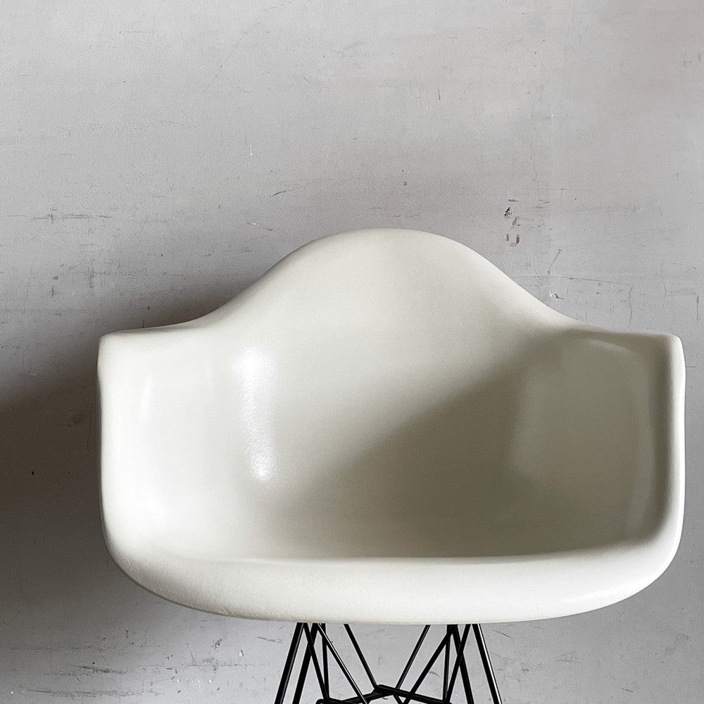 ハーマンミラー Herman Miller アームシェルチェア 現行FRP製 パーチメント エッフェルベース C&R イームズ ミッドセンチュリー  ■