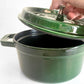 ストウブ Staub ピコ ココット ラウンド 両手鍋 ホーロー鍋 バジルグリーン 20cm ガス オーブン IH対応 鋳物 フランス製 定価￥31,900- ■