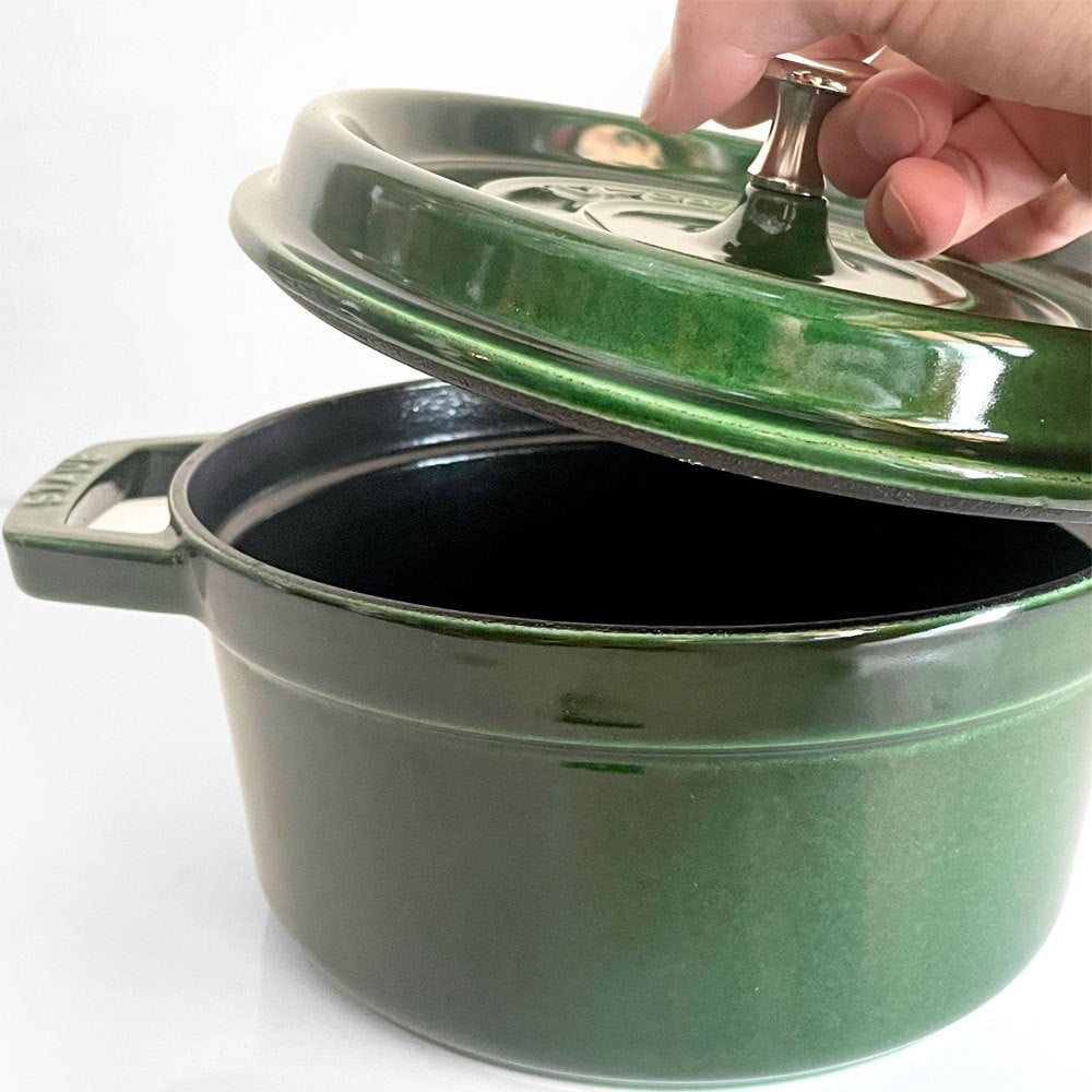ストウブ Staub ピコ ココット ラウンド 両手鍋 ホーロー鍋 バジルグリーン 20cm ガス オーブン IH対応 鋳物 フランス製 定価￥31,900- ■