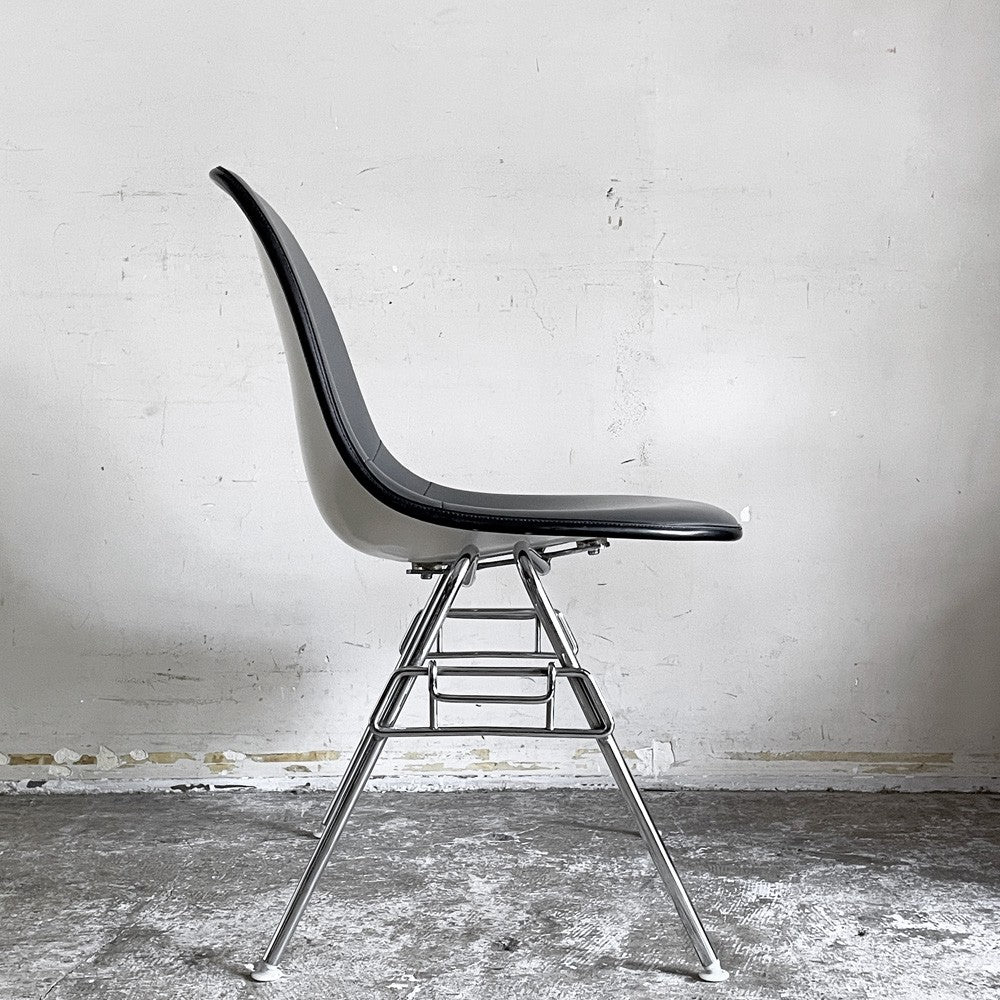 ハーマンミラー Herman Miller サイドシェルチェア FRP製 アプホルスター PVCレザー ダークグレー スタッキングベース ダークグレー C&R イームズ ビンテージ ミッドセンチュリー ■