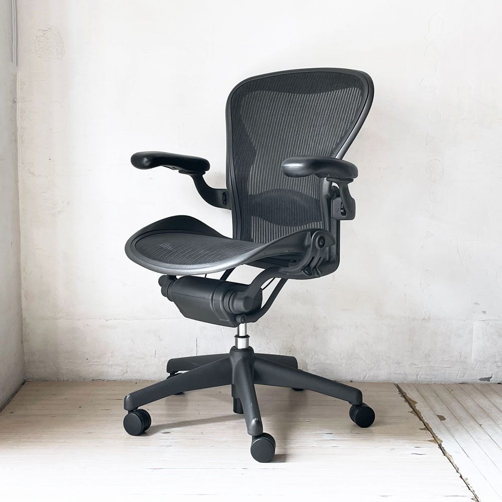 ハーマンミラー Herman Miller アーロンチェア Bサイズ ランバーサポート フル装備 グラファイトベース ビル・スタンフ ＆ ドン・チャドウィック シート下クッション交換済★