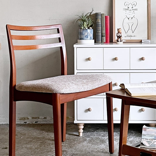 北欧ビンテージ Scandinavian Vintage チーク材 ラダーバック ダイニングチェア ファブリック ベージュ系 W50 × H80cm 北欧家具 ■