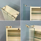 スチールキャビネット ガラス回転開き扉 コレクションケース スリム収納 リブパネル 棚付き ホワイト ミッドセンチュリー レトロ ◎
