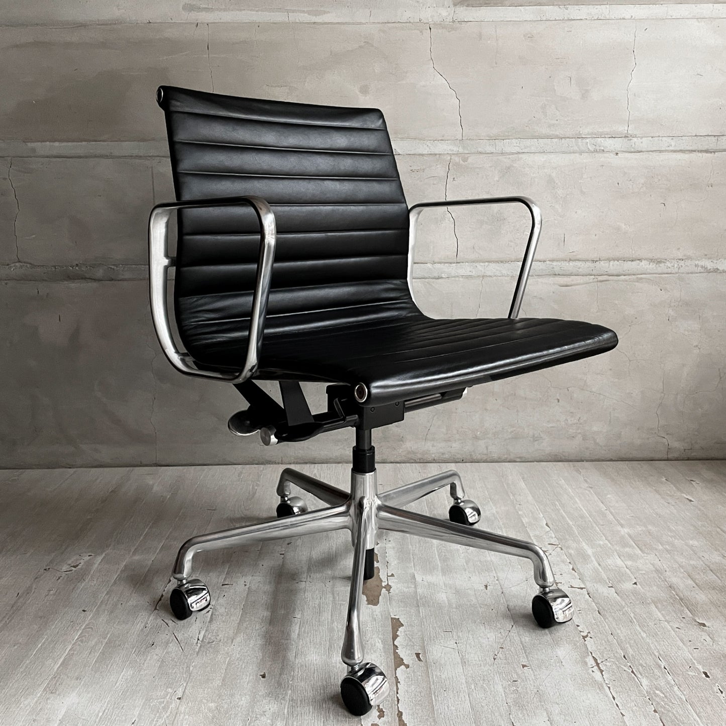 ハーマンミラー Herman Miller イームズアルミナムグループ マネジメントチェア アルミバフベース ガス圧昇降 5本脚キャスター 本革 レザー ブラック ♪