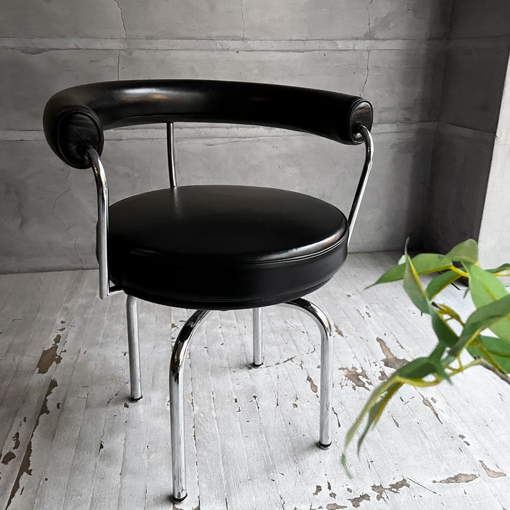 カッシーナ Cassina フォートゥイユ トゥルナン スウィベルチェア 7 FAUTEUIL TOURNANT LC7 レザー 本革 ブラック シャルロット・ペリアン イ・マエストリ・コレクション MoMA ♪