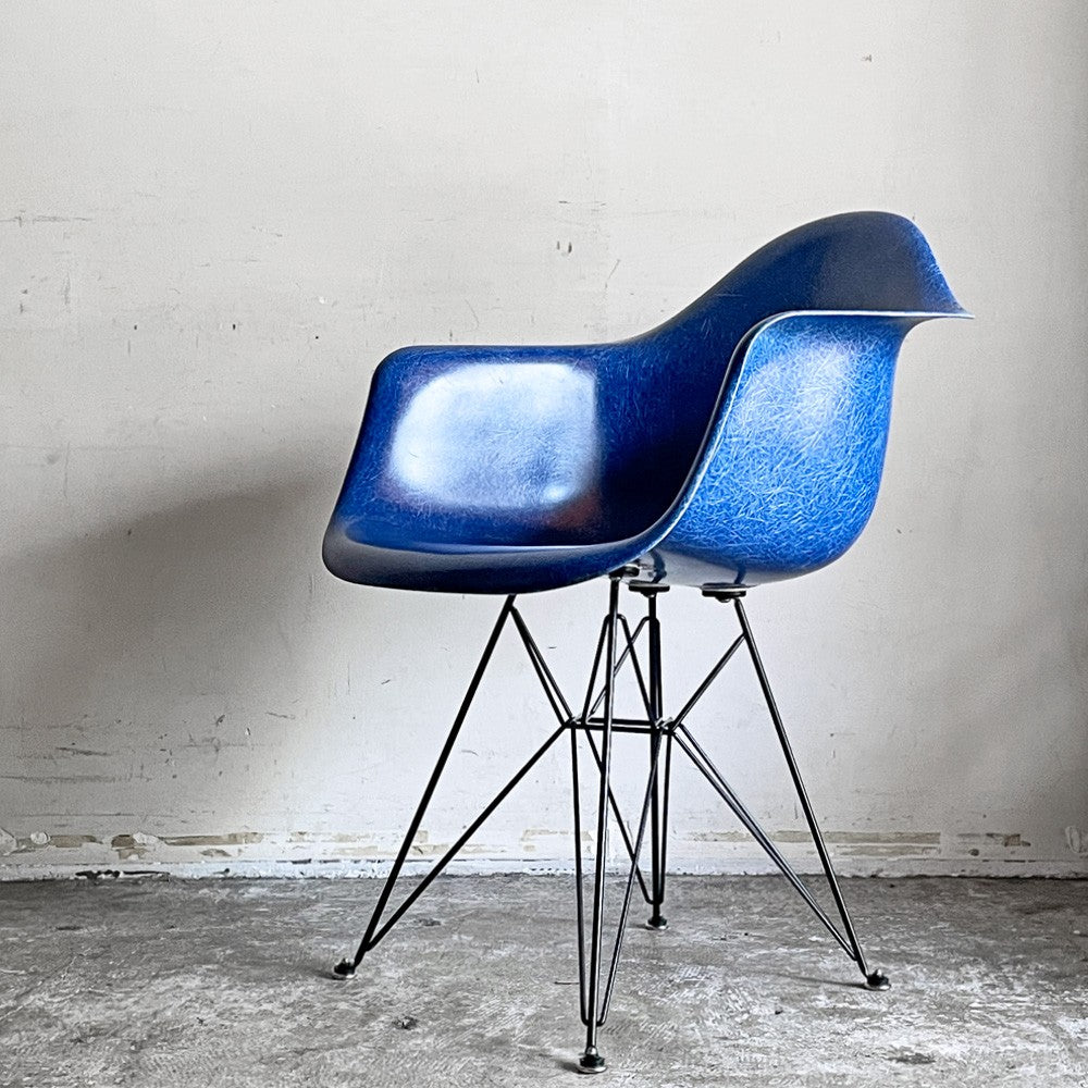 ハーマンミラー Herman Miller アームシェルチェア 現行FRP製 ウルトラマリンブルー エッフェルベース C&R イームズ ミッドセンチュリー ■