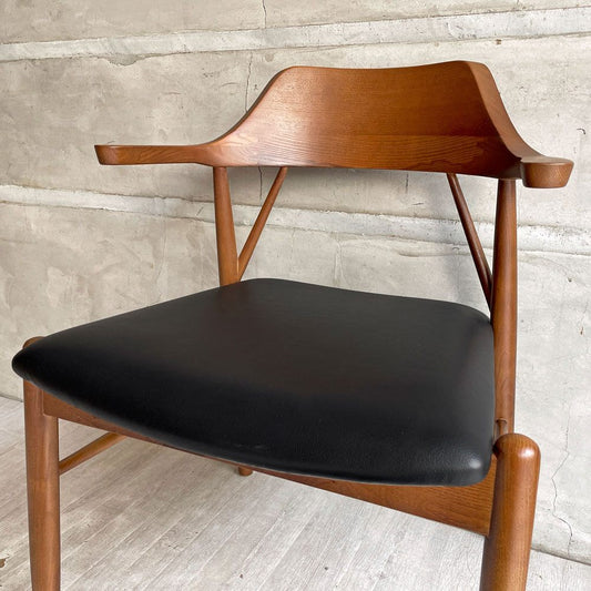 関家具 ロジャー ROGER ダイニングチェア アームチェア ちょい肘 アッシュ材 ウォールナットカラー PVCレザー 合成皮革 ブラック ♪