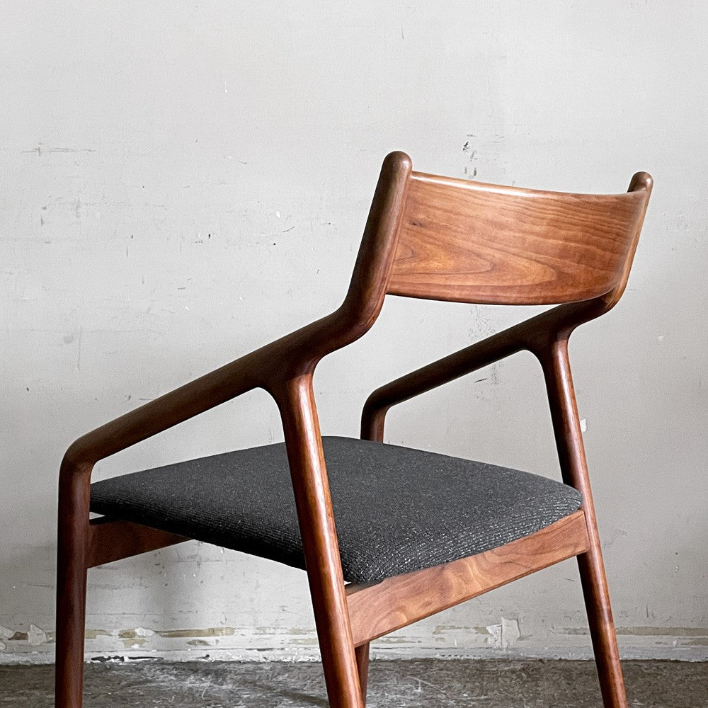 宮崎椅子製作所 ペペチェア PEPE side chair 背無垢タイプ ウォールナット ファブリックシート グレー系 フィンガージョイント 村澤一晃 A ■