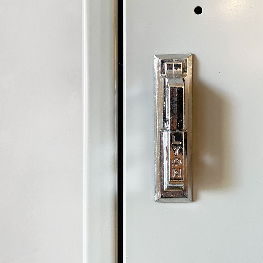 リオン LYON 2段スチールロッカー 2-TIER LOCKER ダイヤカット RECESSED HANDLE グレー インダストリアル パシフィックファニチャーサービス取扱 ◎