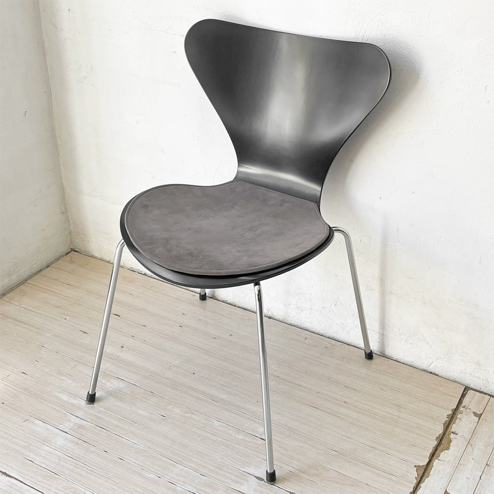フリッツハンセン Fritz Hansen セブンチェア ダイニングチェア ブラック ラッカー再塗装 アルネ・ヤコブセン デンマーク スタッキングチェア 北欧家具 MIONETTA社製シートパッド付き ★