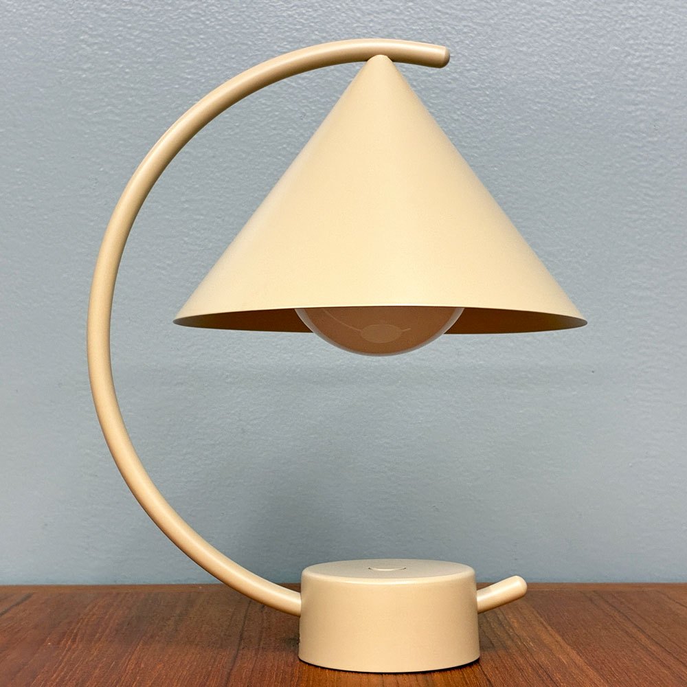 ファームリビング Ferm Living メリディアン ポータブルランプ カシミア ベージュ 北欧 デンマーク 参考定価：￥40,150- ◎