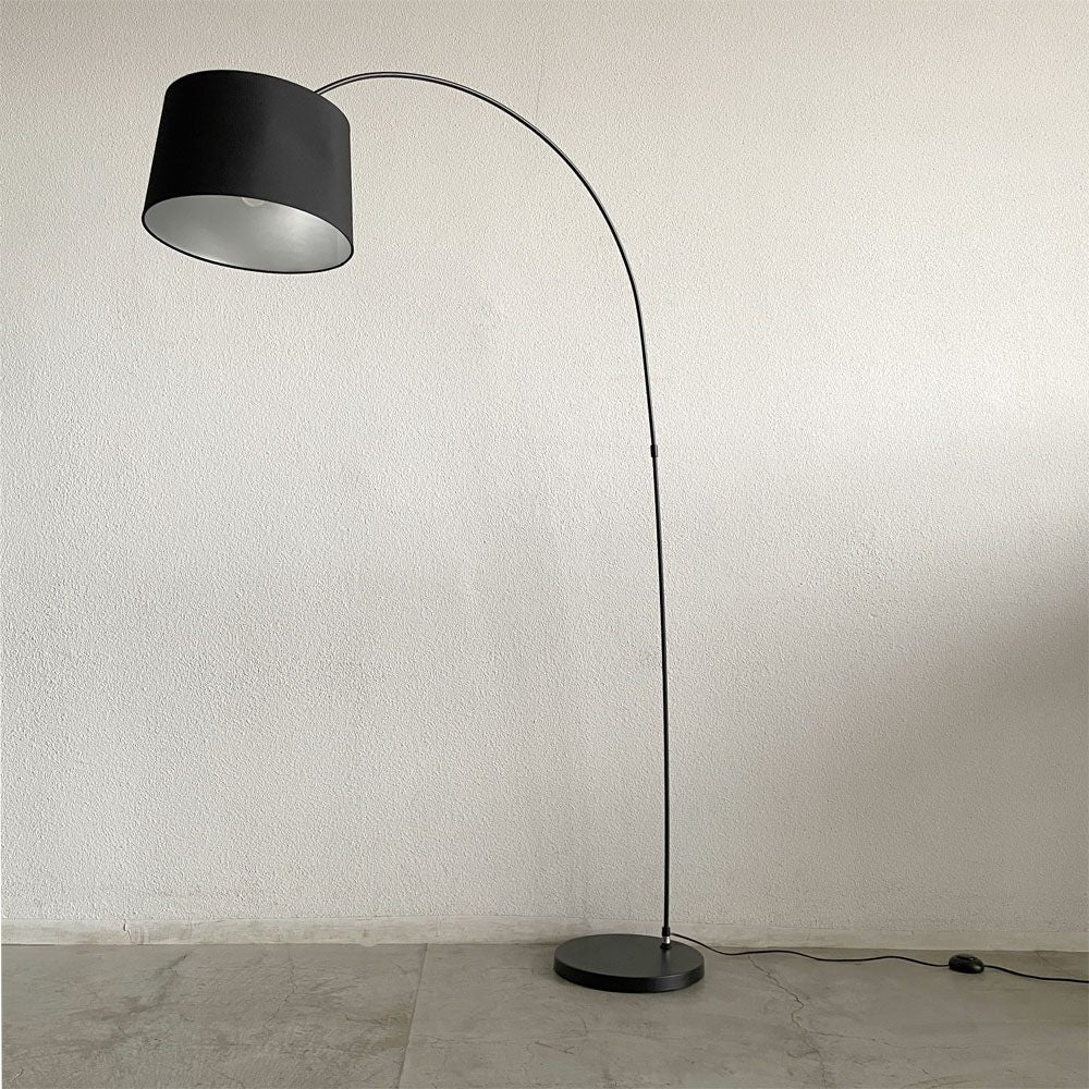 ボーコンセプト BoConcept クタ Kutaフロアランプ H200cm スタンドライト リビング照明 フロアスタンド ブラックメタル デンマーク 北欧家具 参考価格16.9万円 〓
