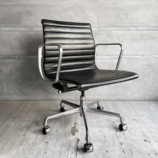 ハーマンミラー Herman Miller イームズアルミナムグループチェア マネジメントチェア レザー 本革 アルミバフベース 5本脚 キャスター  回転式昇降 イームズ  ♪
