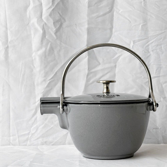 ストウブ STAUB ラウンドティーポット ROUND TEA POT ケトル 1.15L 茶こし付き 鋳物ホーロー製 グラファイトグレー IH対応 直火使用可 箱付き ◇