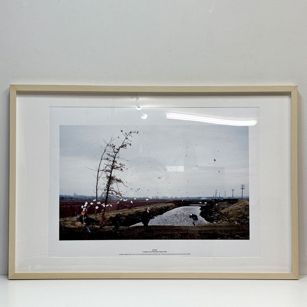 ジェフ・ウォール Jeff Wall ア・サドゥン・ガスト・オブ・ウィンド （アフター・ホクサイ）A Sudden Gust of Wind (after Hokusai) 1993 額装品 ポスター ●