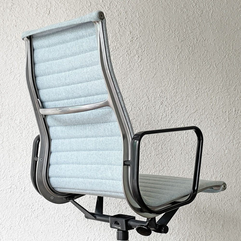 ハーマンミラー Herman Miller アルミナムグループ エグゼクティブチェア イームズ マハラム生地 ライトブルー 新品張替済み ビンテージ ◇