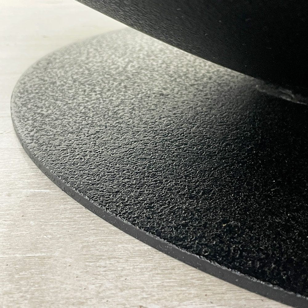 カッシーナイクスシー Cassina ixc トリア TRIA ローテーブル フレンチオークスモーク材 エンボス塗装 Φ110cm 戸沢忠蔵 定価：￥616,000- ●