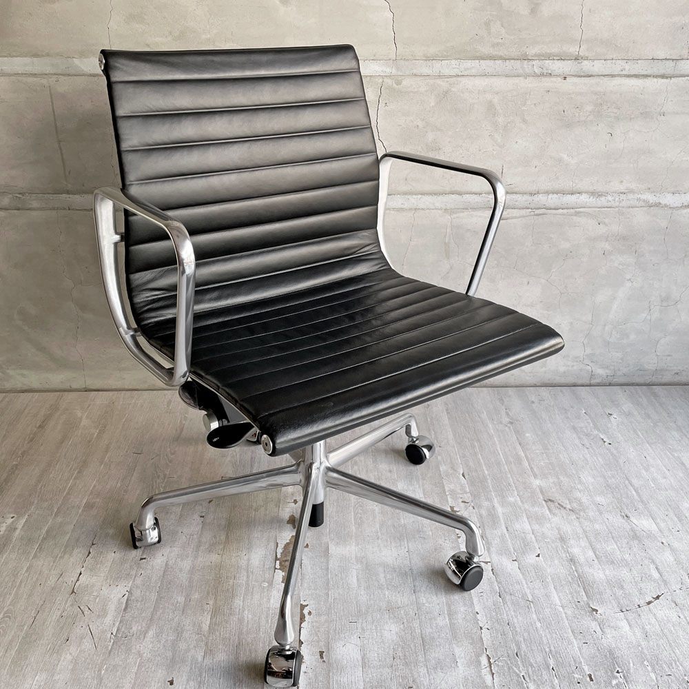 ハーマンミラー Herman Miller イームズアルミナムグループ マネジメントチェア アルミバフベース ガス圧昇降 5本脚キャスター 本革 レザー ブラック E ♪