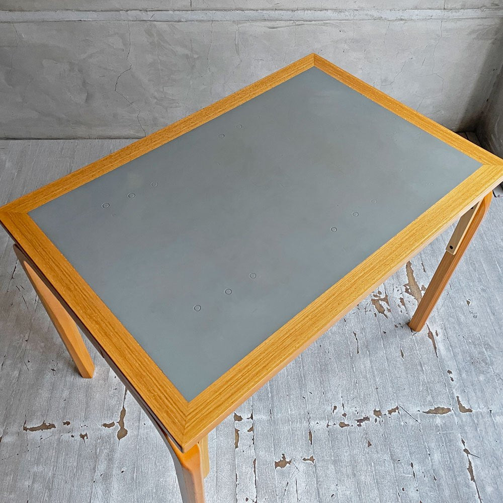 マグナスオルセン Magnus Olesen リノリウム天板 カフェテーブル ワークデスク ダイニングテーブル ビーチ材 プライウッド W85 x D57 x H66 cm デンマーク 北欧家具 ♪