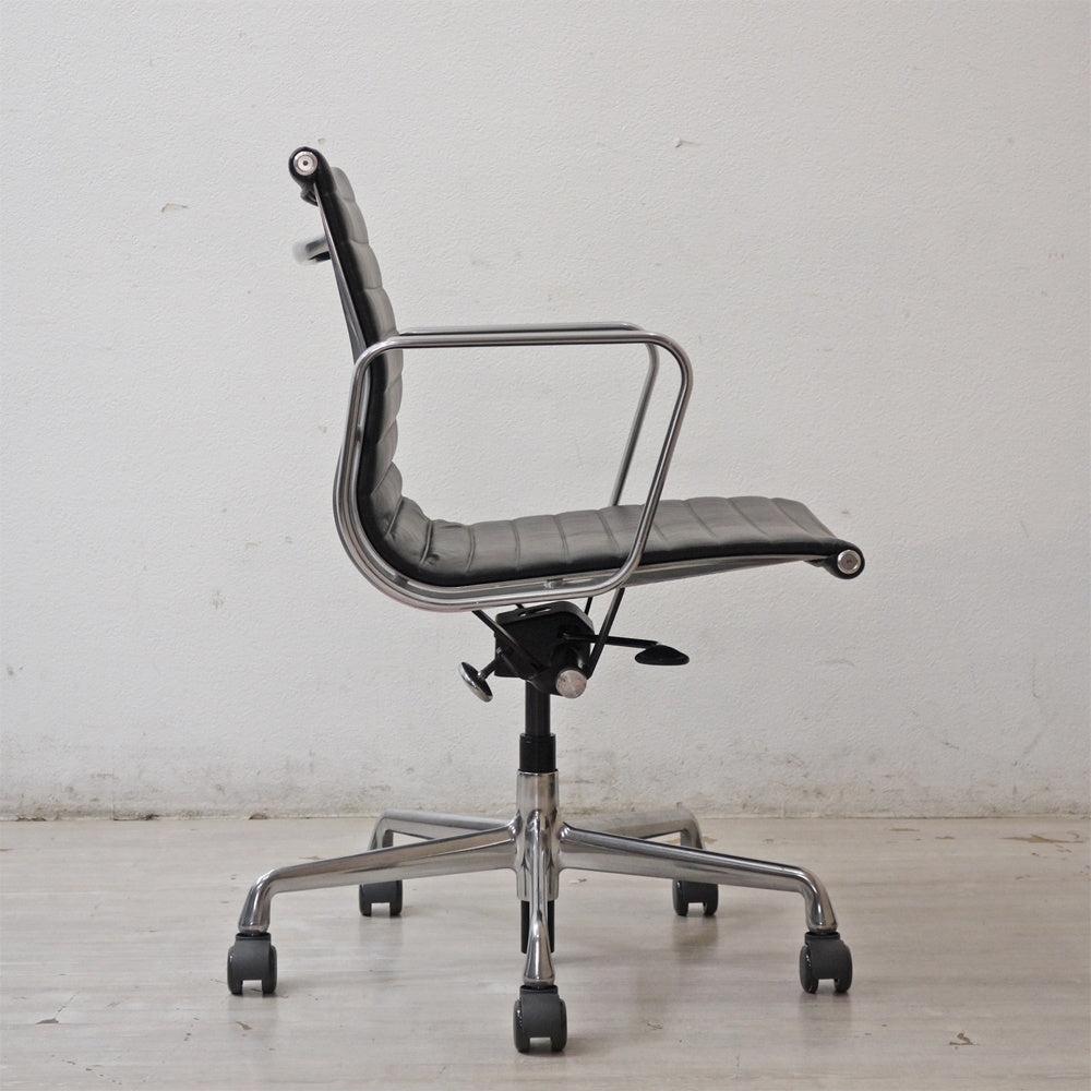 ハーマンミラー Herman Miller イームズアルミナムグループチェア マネージメントチェア アルミバフベース ガス圧昇降仕様 5本脚 キャスタータイプ 本革 イームズ C ●