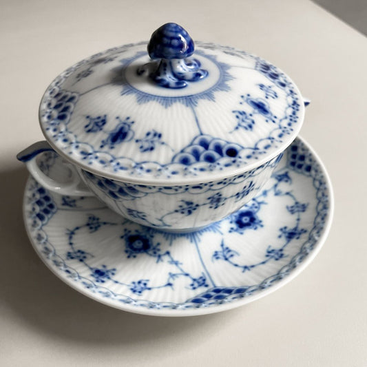 ロイヤルコペンハーゲン ROYAL COPENHAGEN ブルーフルーテッド ハーフレース スープカップ&ソーサー 陶器 北欧食器 廃番 箱付き 未使用 F ♪