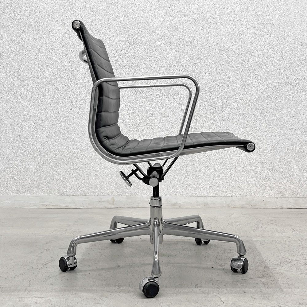 ハーマンミラー Herman Miller アルミナムグループ マネジメントチェア 本革 ブラック 5本脚 キャスター付 C&R イームズ 〓