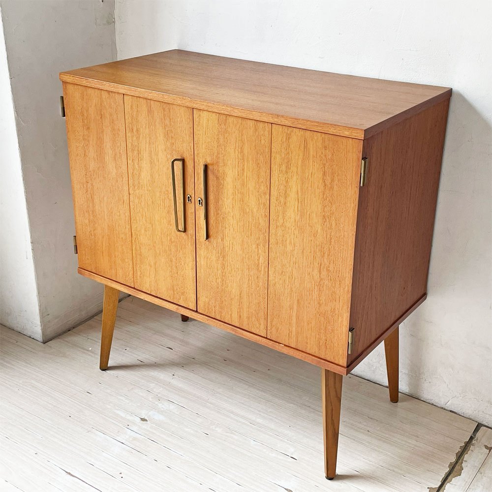 北欧ビンテージ Scandinavian Vintage キャビネット サイドボード 飾り棚 チーク材 両開き 折れ戸 W82cm ★