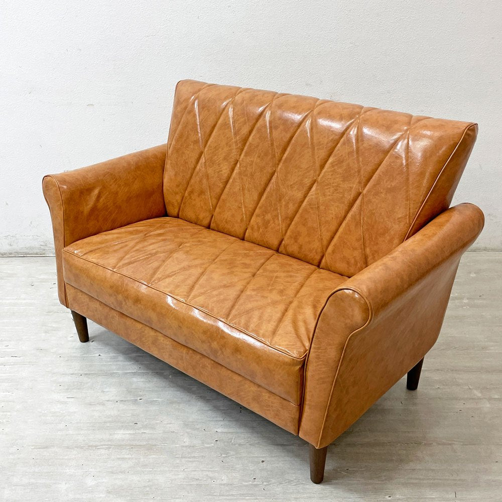 ビーカンパニー B-COMPANY クルー CREWE 2pソファ クレイ レトロモダン PVCレザー キルティング ステッチ 定価 72,600円 ●