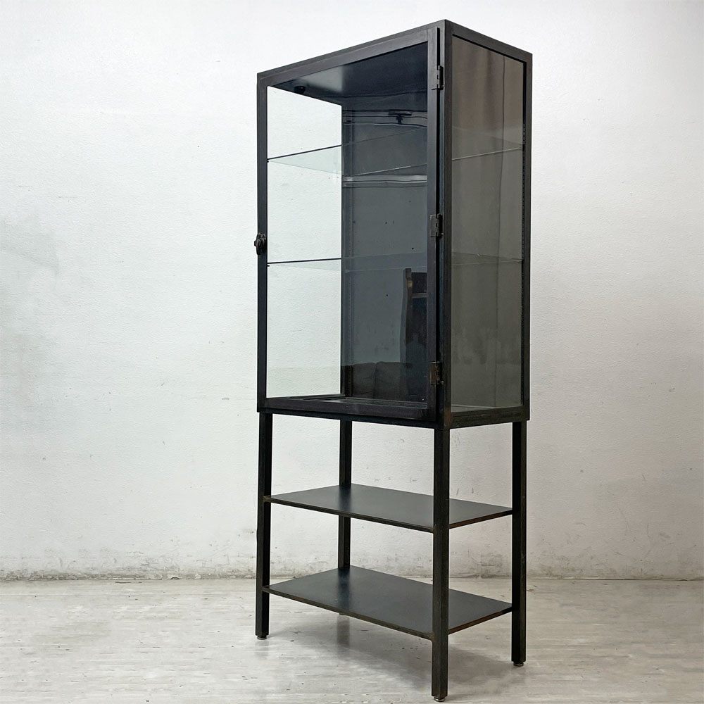 KNF Neille Olson HOME&GARDEN アイアン ガラスキャビネット ディスプレイケース 棚板高さ調節可能 アジャスター付き ●