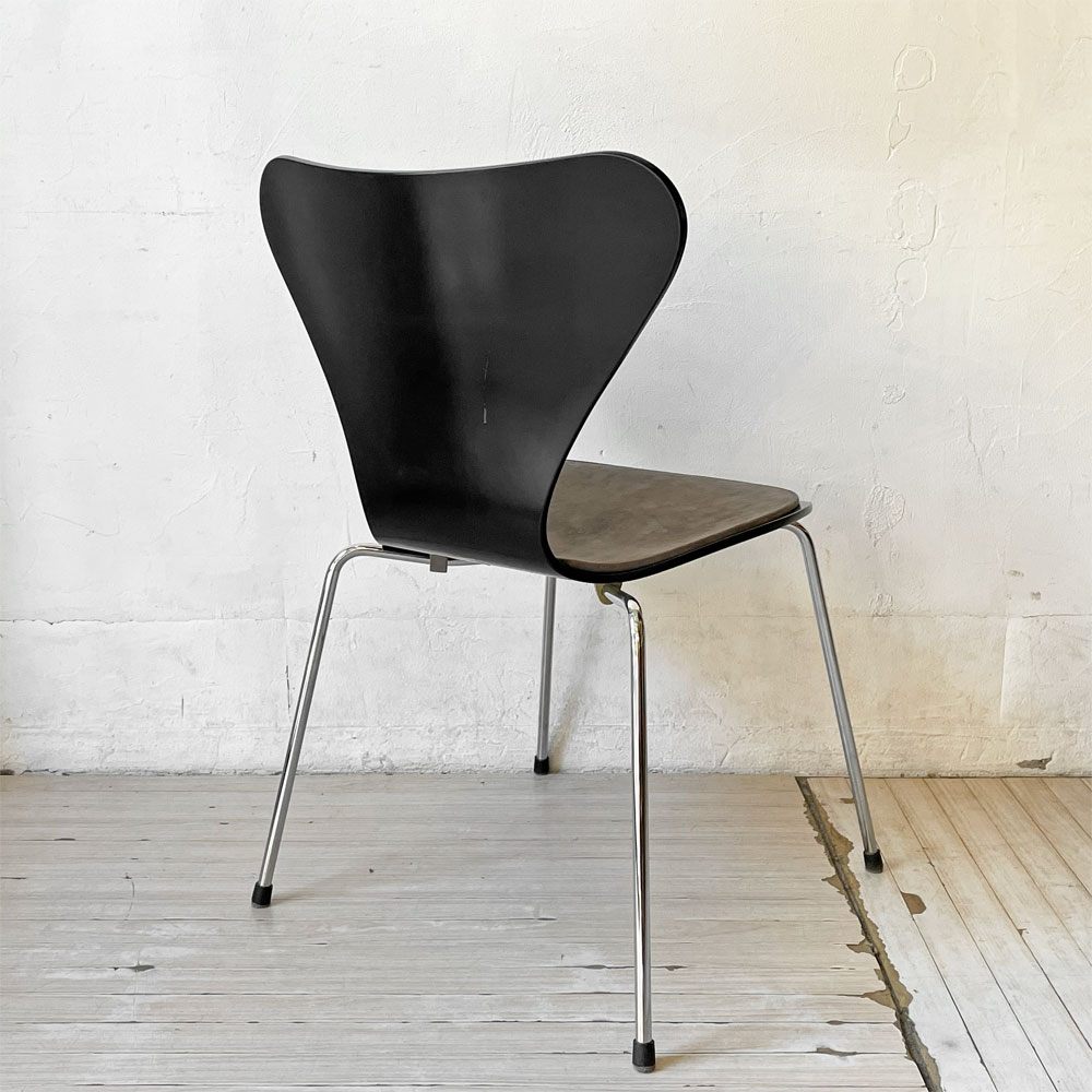 フリッツハンセン Fritz Hansen セブンチェア ダイニングチェア ブラック ラッカー再塗装 アルネ・ヤコブセン デンマーク スタッキングチェア 北欧家具 MIONETTA社製シートパッド付き ★