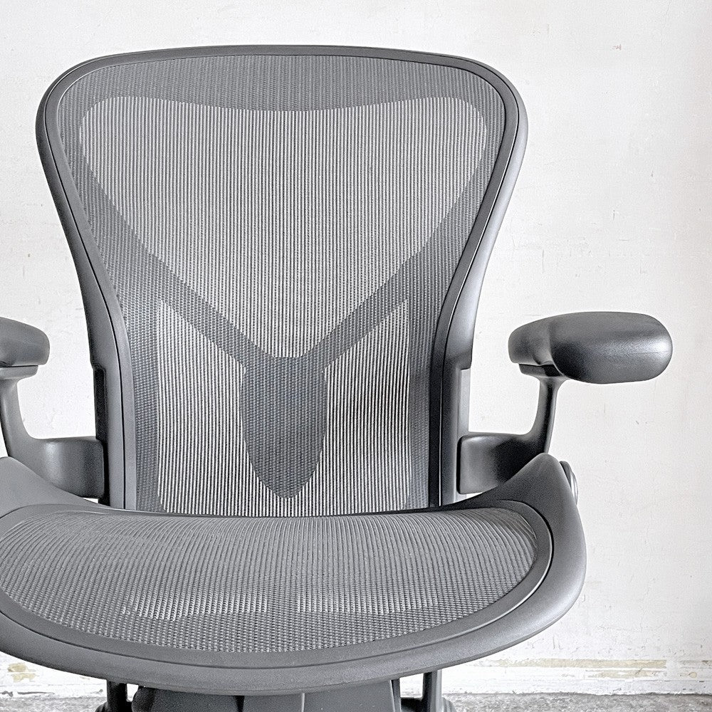 ハーマンミラー Herman Miller アーロンチェア デスクチェア リマスタード ライト Bサイズ グラファイトベース ビル・スタンフ ＆ ドン・チャドウィック ポスチャーフィット ■