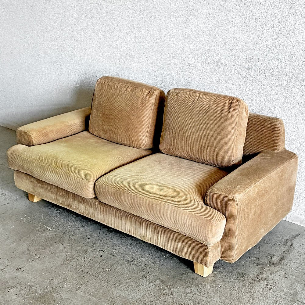 ウニコ unico グレイグ GREIG 2.5シーターソファ 2.5人掛け W168cm コーデュロイ生地 キャメル アッシュ材 参考価格￥100,650- 〓