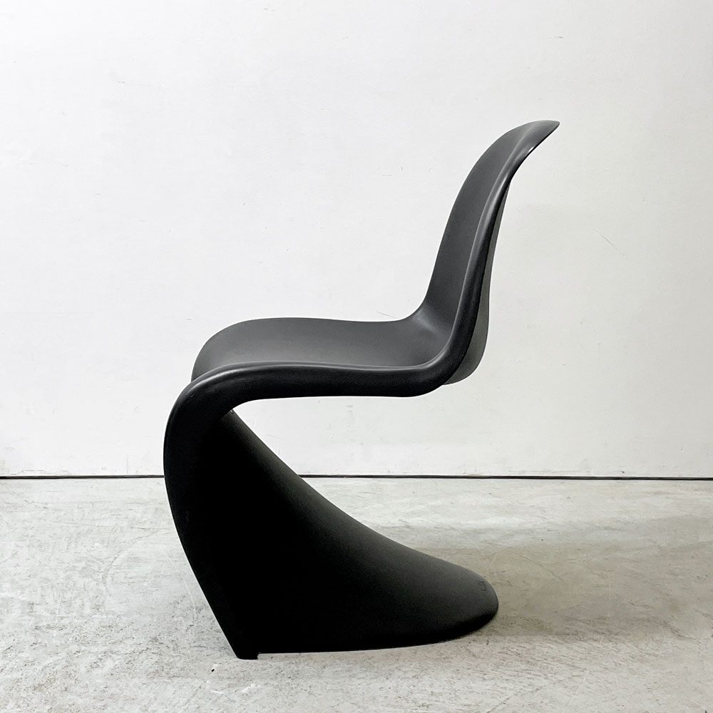 ヴィトラ vitra パントンチェア ダイニングチェア スタッキングチェア ディープブラック ヴェルナー・パントン Panton ミッドセンチュリー スペースエイジ 定価58,300円 ●
