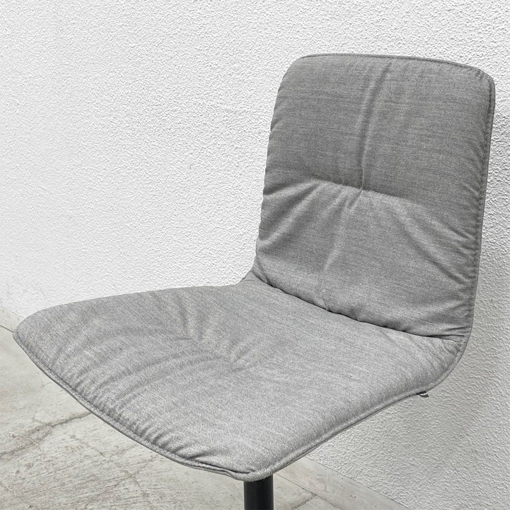 ヴィッカルベ Viccarbe クリップ KLIP ハイチェア ファブリック 回転ベース ヴィクター・カラスコ デザイン スペイン B 〓