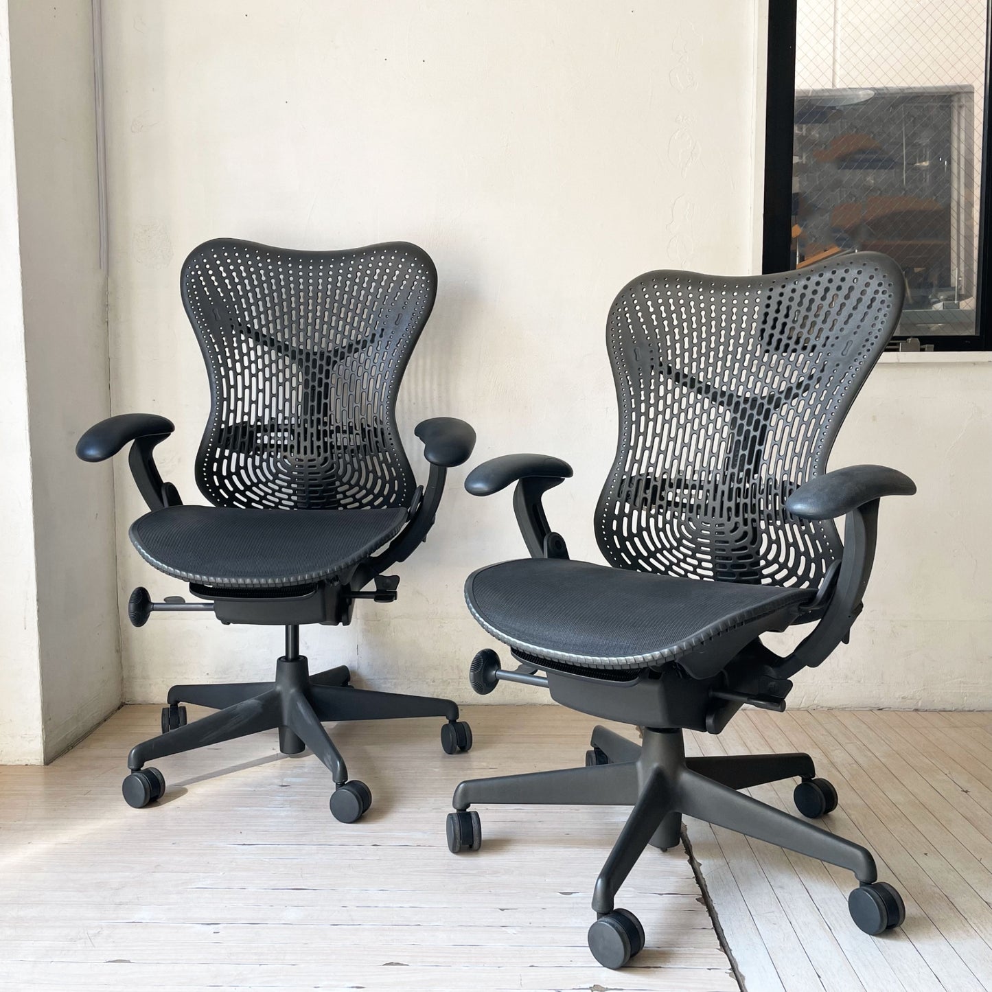 ハーマンミラー Herman Miller ミラチェア Mirra デスクチェア グラファイトベース グラファイトフレーム A ★