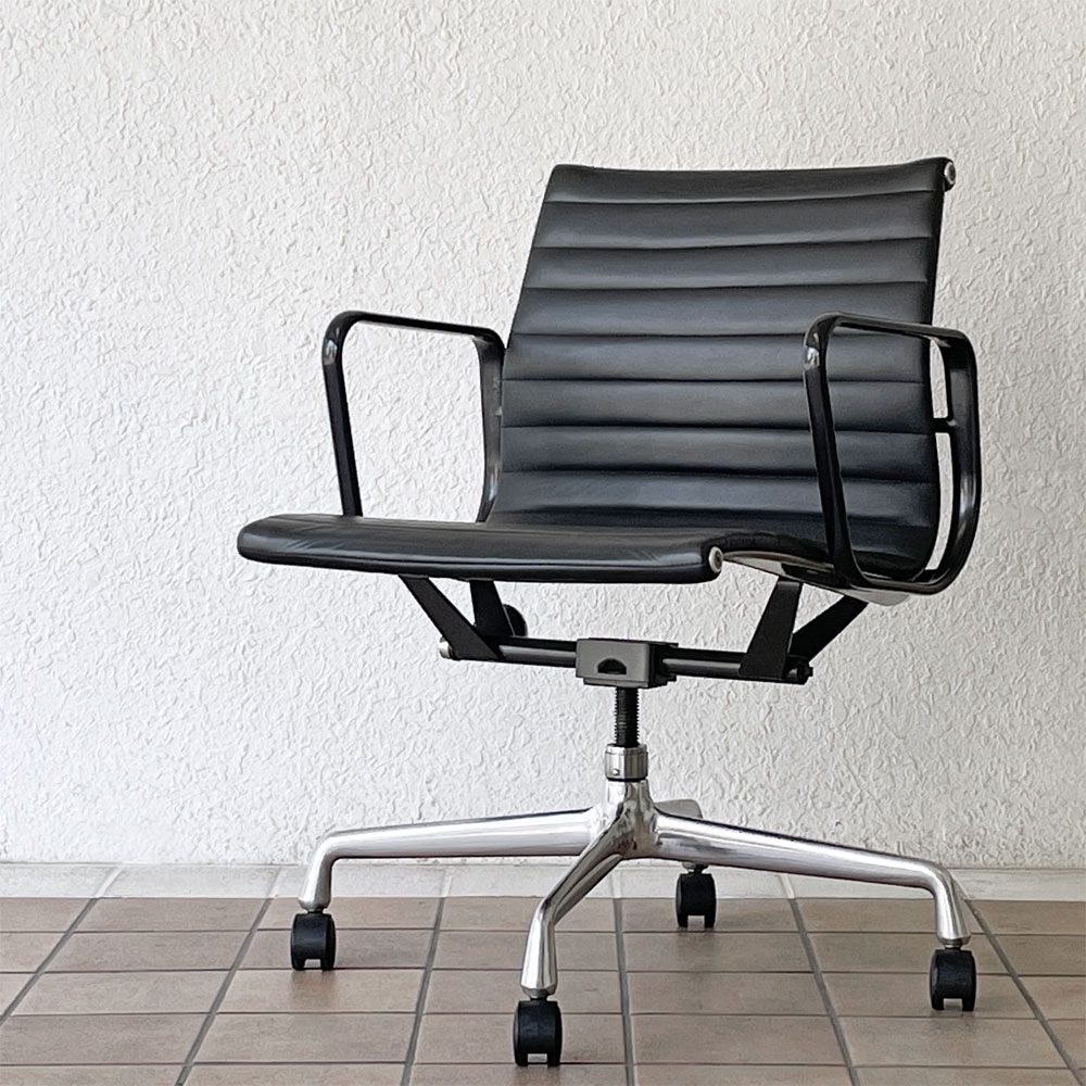 ハーマンミラー Herman Miller アルミナムグループ マネジメントチェア デスクチェア 本革 4本脚 アームチェア キャスター イームズ ビンテージ ◇