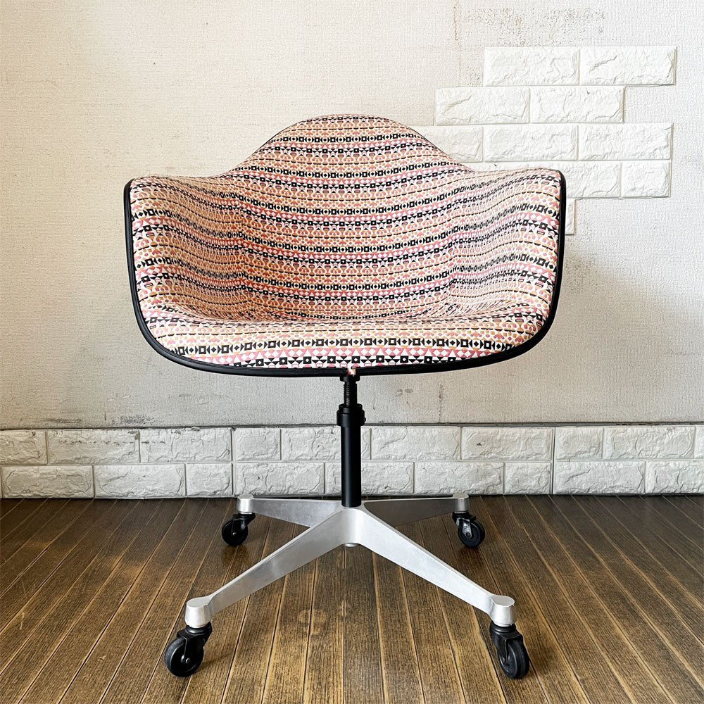 ハーマンミラー Herman Miller アームシェルチェア モダンファニチャーセールス FRP製 ホワイトシェル マハラム・アラベスク生地 ジラード コントラクトキャスターベース C&R イームズ ◎