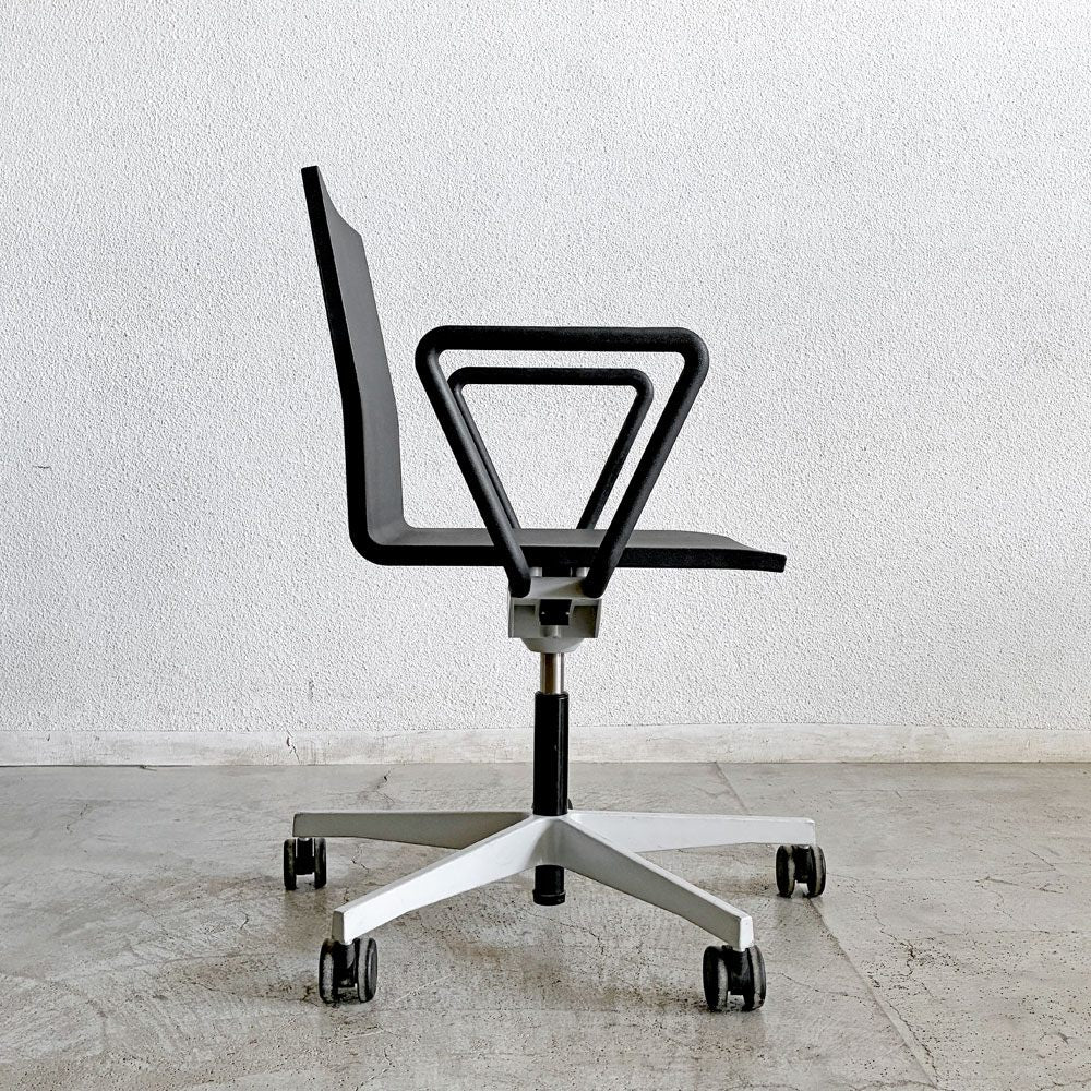 ヴィトラ vitra ゼロフォー .04 スタジオチェア オフィスチェア アームレスト付 ブラック 昇降機能 マールテン・ヴァン・セーヴェレン Maarten Van Severen 定価￥202,400- B 〓
