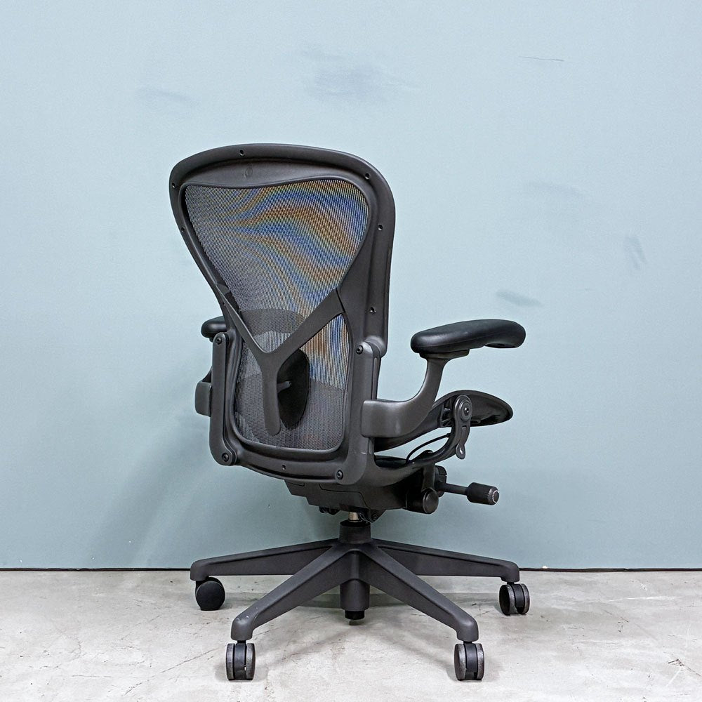 ハーマンミラー Herman Miller アーロンチェア デスクチェア リマスタード ライト Bサイズ グラファイトベース ビル・スタンフ ＆ ドン・チャドウィック ポスチャーフィット ◎