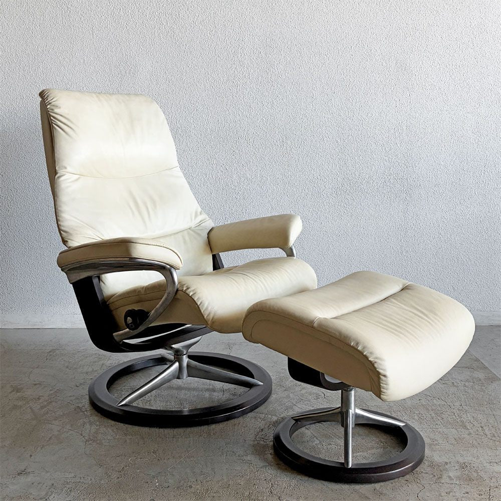エコーネス EKORNES ビュー View ストレスレスチェア stressless リクライニングチェア シグニチャーベース Mサイズ オットマン付き 牛革 定価513,700円 〓