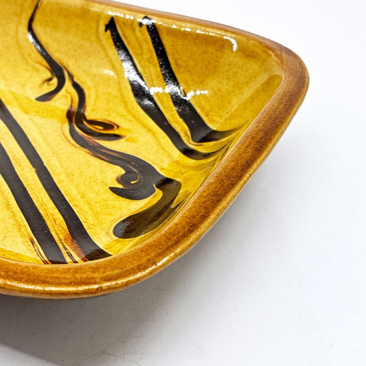 湯町窯 布志名焼 角皿  スリップウェア 浪紋濃茶 黄釉 W19.5cm 和食器 ●