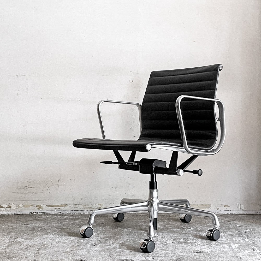 ハーマンミラー Herman Miller イームズアルミナムグループチェア マネージメントチェア アルミバフベース ガス圧昇降仕様 5本脚 キャスタータイプ 本革 イームズ ■